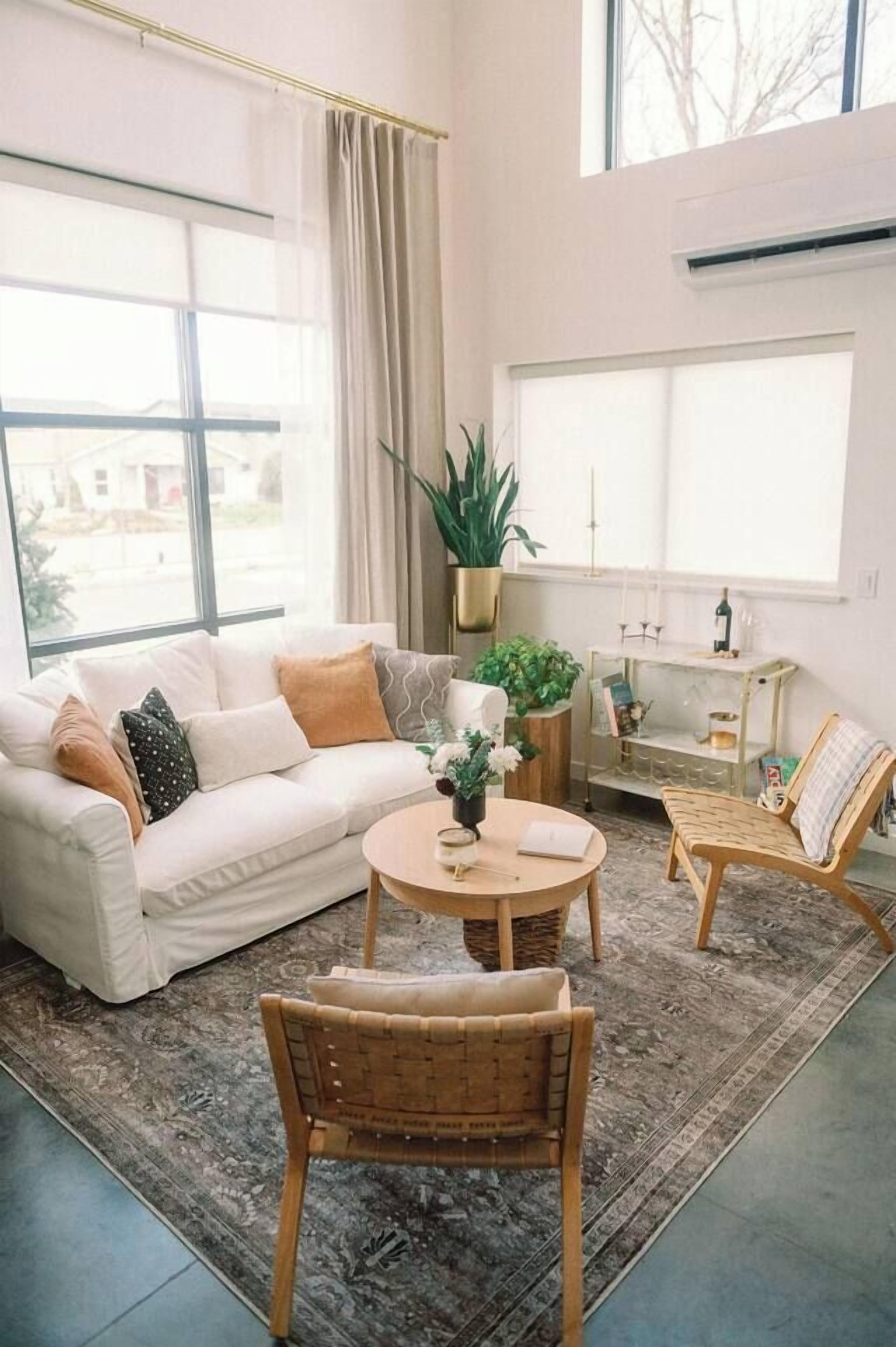 Smart TV, fireplace, books, stereo
