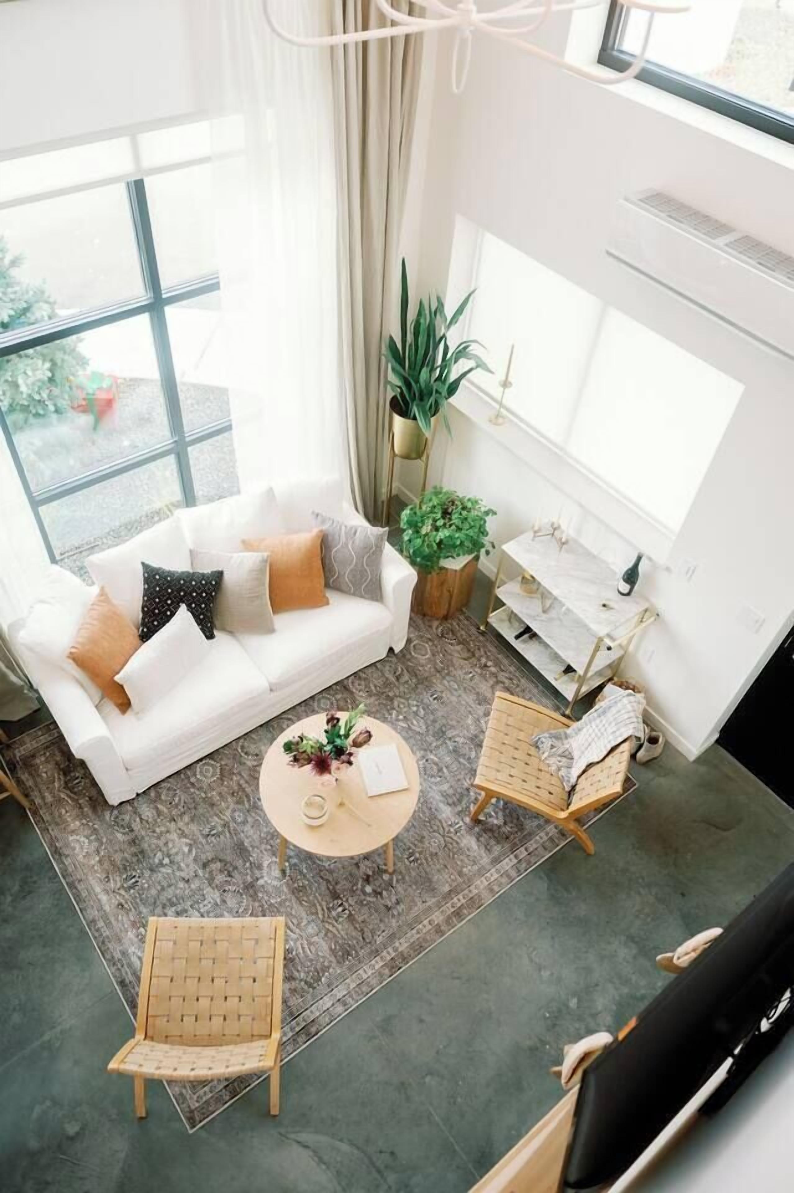 Smart TV, fireplace, books, stereo