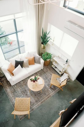 Smart TV, fireplace, books, stereo