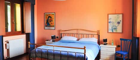 4 bedrooms, desk, WiFi, bed sheets