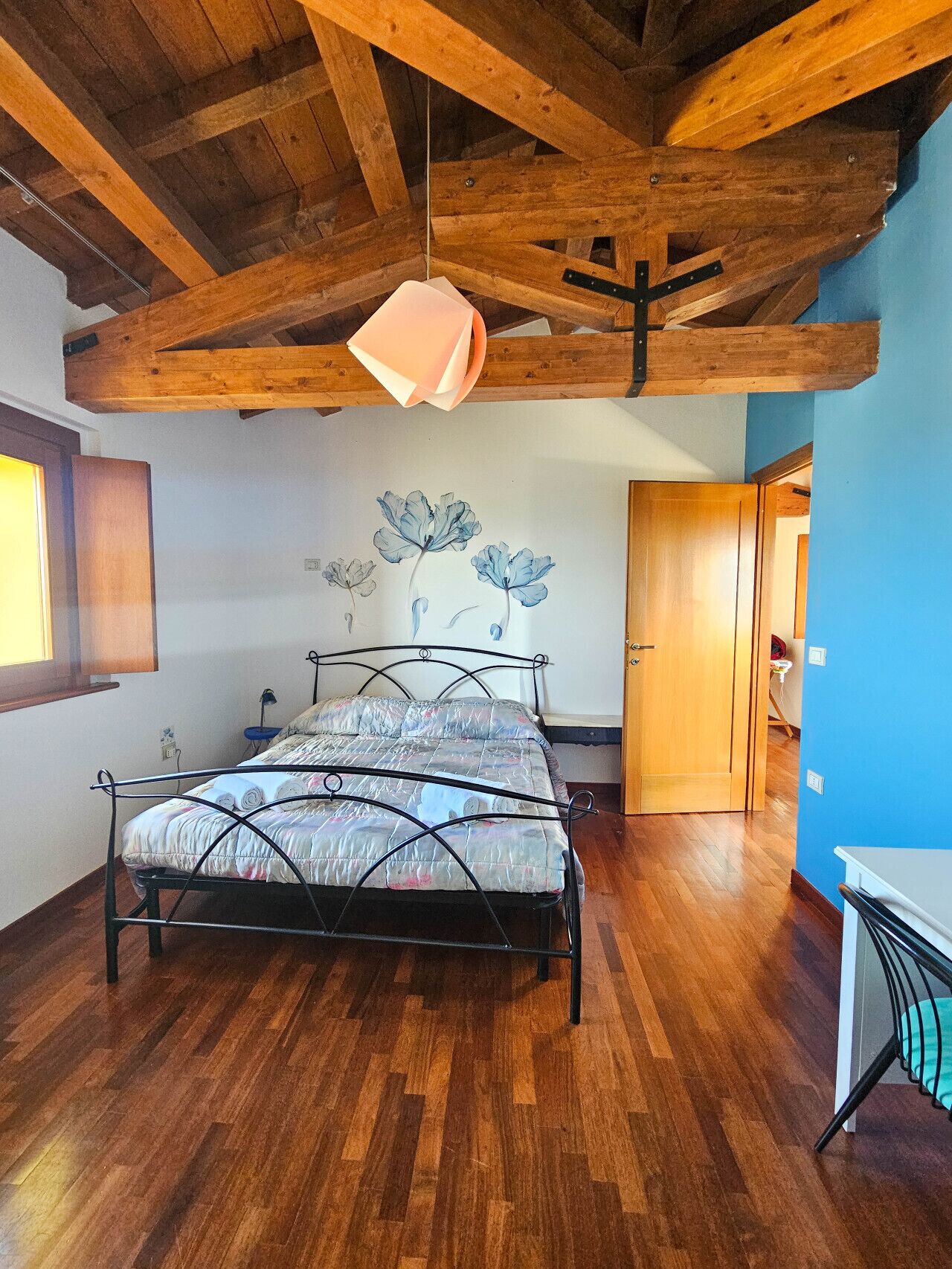 4 bedrooms, desk, WiFi, bed sheets