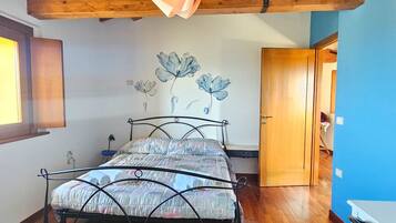4 bedrooms, desk, WiFi, bed sheets