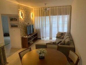 Living area - Apartment with sea view on Asturias Beach, just 50 meters from the beach. (Guarujá)