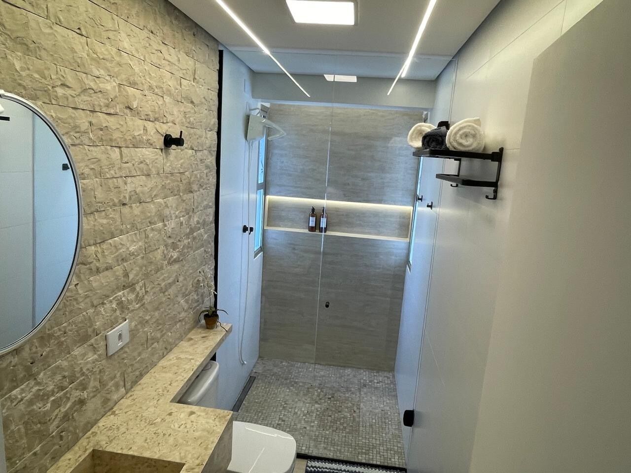 Dusche, Haartrockner, Seife, Toilettenpapier