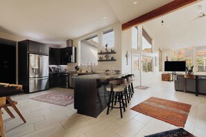Fridge, microwave, oven, stovetop - Uptown Heights - Cliffside Suites, Spa, Views (Sedona)