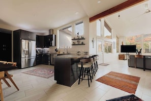 Coffee/tea maker, fridge, microwave, oven - Uptown Heights - Cliffside Suites, Spa, Views (Sedona)