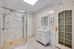 Een douche, een haardroger, handdoeken