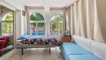 4 bedrooms, iron/ironing board, WiFi, bed sheets