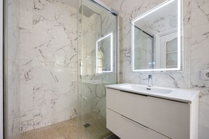 Een douche, een haardroger, handdoeken