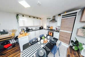 Fridge, microwave, oven, stovetop - Stylish 2BR Apartment on Brick Lane – Near Shoreditch (London)