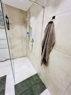 Shower, hair dryer, towels, soap - Hirschblick vacation apartment - relaxation near Ravensburg, Lake Constance & pure nature (Unterwaldhausen)