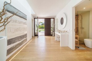 Shower, hair dryer, towels - Luxury Villa Sea Views 6 rooms 12 pax wifi air conditioning (LLucmajor)
