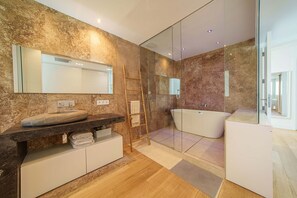 Shower, hair dryer, towels - Luxury Villa Sea Views 6 rooms 12 pax wifi air conditioning (LLucmajor)