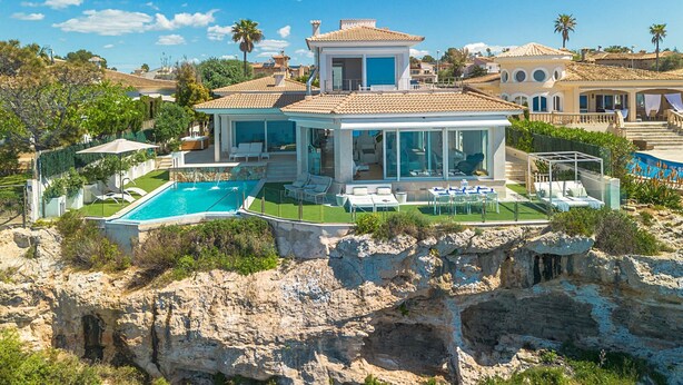 A coastal villa with a swimming pool, outdoor seating, and a view of the sea. - Luxury Villa Sea Views 6 rooms 12 pax wifi air conditioning (LLucmajor)