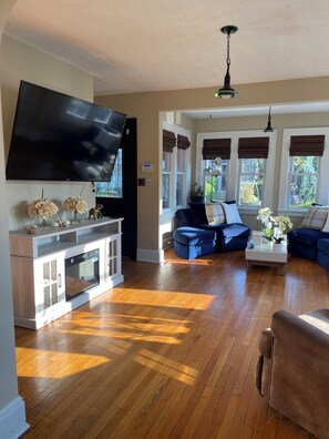 TV - 
Welcome to a comfortable, fully furnished 2-bedroom home located mins from  NYC (Bergenfield)
