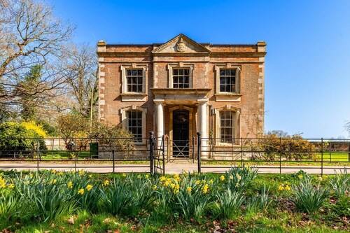 Georgian Gate House - Three Bedroom Villa, Sleeps 5