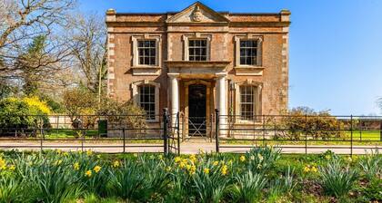 Georgian Gate House - Three Bedroom Villa, Sleeps 5