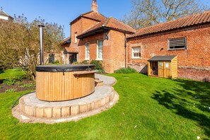 Outdoor spa tub - The Walled Garden - Three Bedroom Villa, Sleeps 6 (Wolterton)