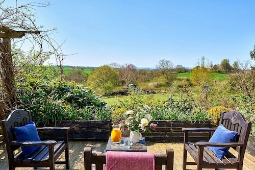 Medlar House - Six Bedroom Villa, Sleeps 19