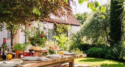 Medlar House - Six Bedroom Villa, Sleeps 19