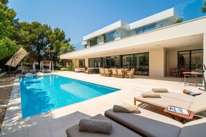 A modern house with a swimming pool, outdoor seating, and a covered patio. - Villa SP1 Suites Santa Ponsa pool wifi (Santa Ponsa)