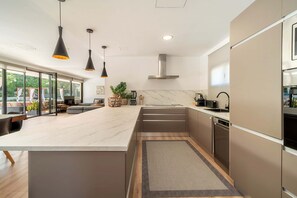 Fridge, microwave, oven, dishwasher - Villa SP1 Suites Santa Ponsa pool wifi (Santa Ponsa)