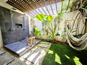 Shower, hair dryer, towels, soap - Papi's Tropical Pool Paradise (San Juan)