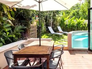 Outdoor dining - Papi's Tropical Pool Paradise (San Juan)