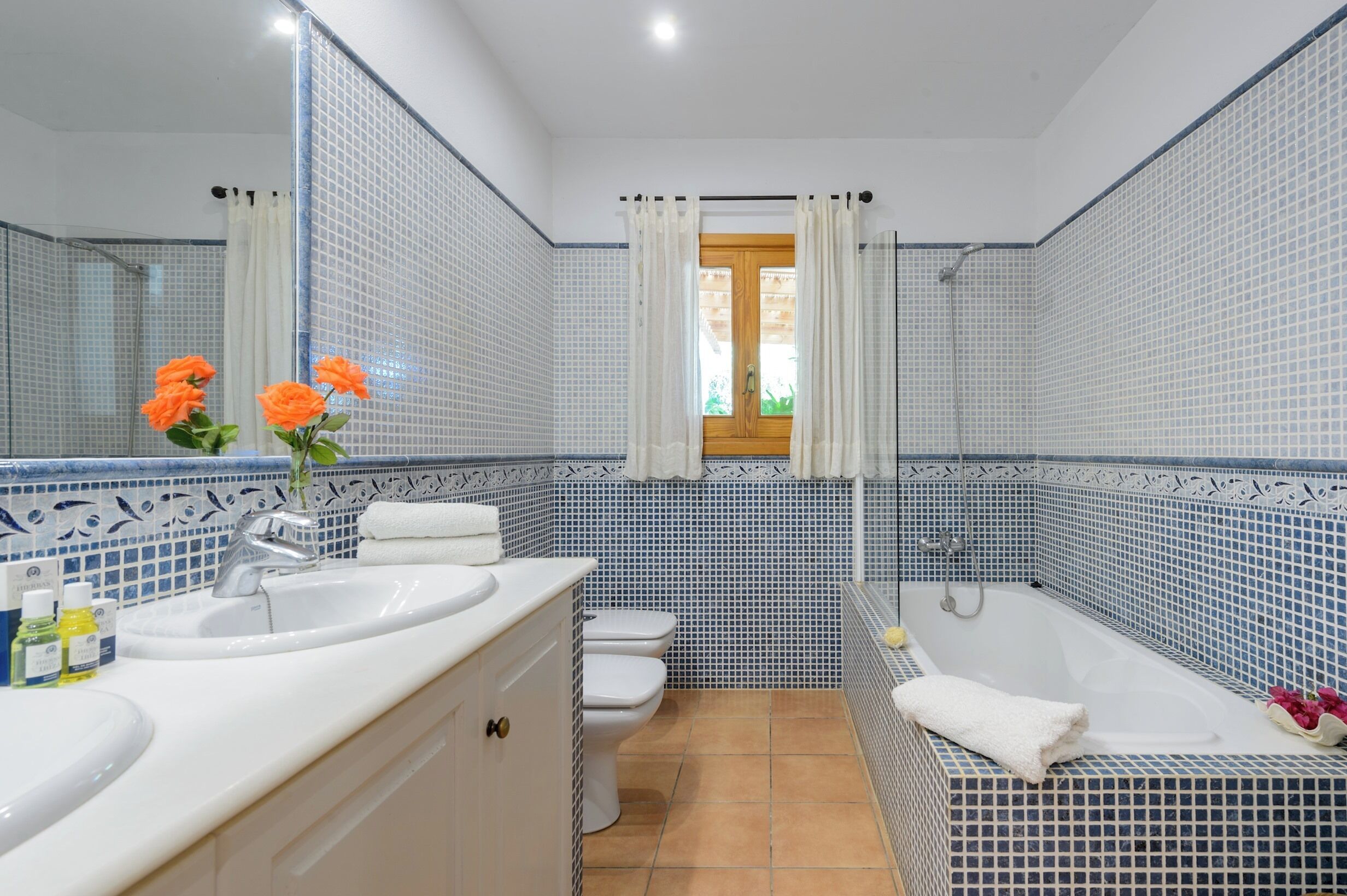 Une salle de bain équipée d’une baignoire, de toilettes, d’un lavabo et d’une douche.
