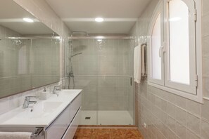 Een haardroger, handdoeken, shampoo, toiletpapier