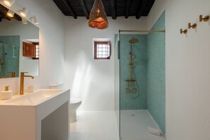 シャワー、ヘアドライヤー、タオル、トイレットペーパー