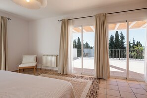 Tabla de planchar con plancha, wifi gratis y ropa de cama 