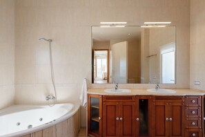 Shower, hair dryer, towels, shampoo - New! Villa Lina - Four Bedroom Villa, Sleeps 8 (Ibiza)