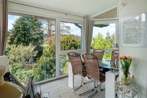 Dining - Apartment "Wintergarten Am Thingplatz" with Shared Terrace, Garden & Wi-Fi (Rinteln)