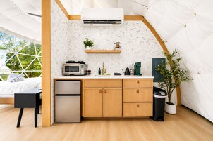 Cafetera/tetera, frigobar, horno, placa de cocina