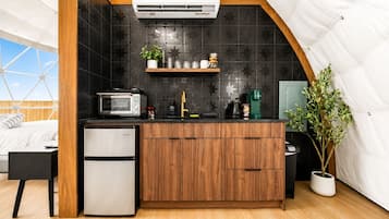 Ultra Luxe Dome | Cuisine privée | Mini-réfrigérateur, un four, surface de cuisson, cafetière-théière