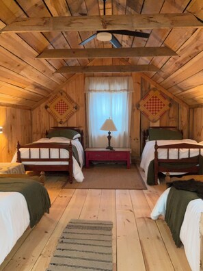 4 bedrooms, iron/ironing board, WiFi, bed sheets - Cozy 4-bedroom cabin in the Appalachian mountains of peaceful Tuckasegee, NC (Tuckasegee)