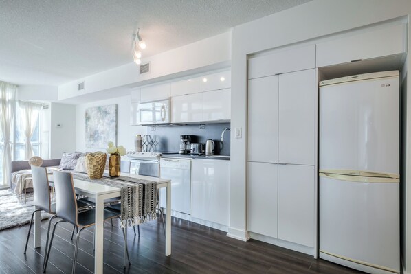 Business Suite, Balcony, City View | Private kitchen