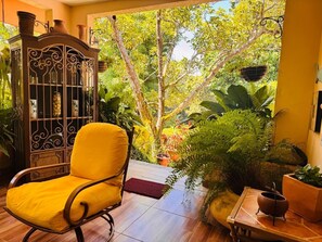 Terrace/patio - Dream vacation home in the tropical jungle with pool, 4 rooms & private beach access (Teotepeque)