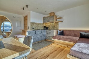 Interior - Apartment 'Hinterrainer - Lodge Nidum' with Mountain View, Shared Garden and Wi-Fi (Avelengo)