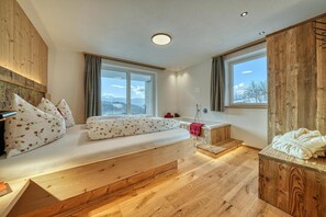 Room - Apartment 'Hinterrainer - Lodge Nidum' with Mountain View, Shared Garden and Wi-Fi (Avelengo)