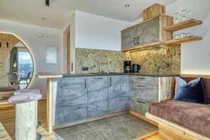 Interior - Apartment 'Hinterrainer - Lodge Nidum' with Mountain View, Shared Garden and Wi-Fi (Avelengo)