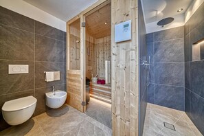 Een douche, een haardroger, handdoeken