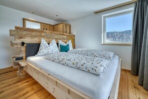 Room - Apartment 'Hinterrainerhof - Lodge Apis' with Mountain View, Shared Garden and Wi-Fi (Avelengo)