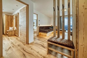 Interior - Apartment 'Hinterrainerhof - Lodge Apis' with Mountain View, Shared Garden and Wi-Fi (Avelengo)