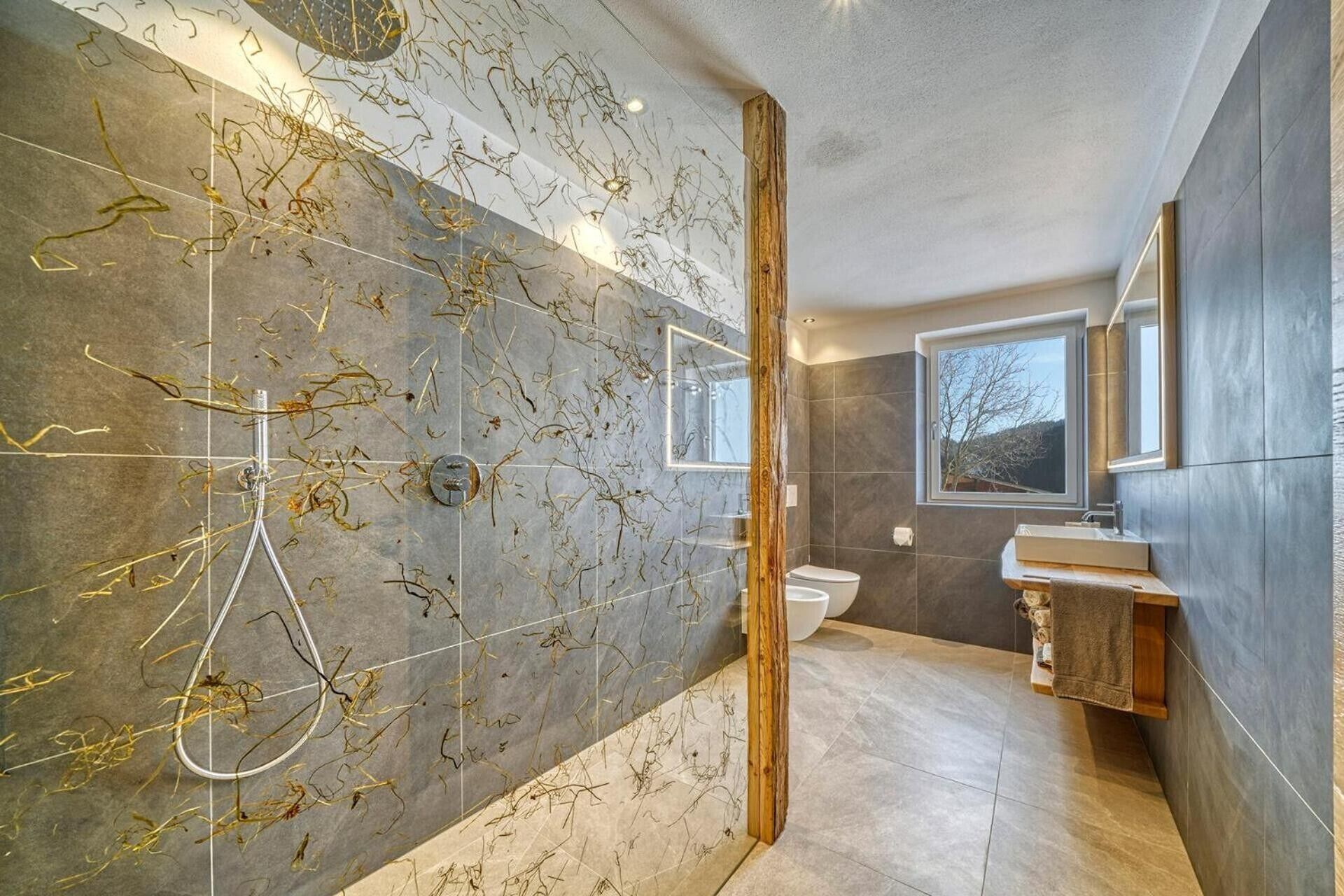 Douche, sèche-cheveux, serviettes fournies