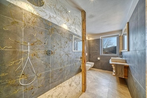 Een douche, een haardroger, handdoeken