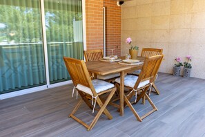 Outdoor dining - Holiday Home 'Aurora Do Furadouro L' with Shared Pool, Private Terrace and Wi-Fi (Ovar)