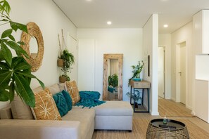 TV, fireplace - Holiday Home 'Aurora Do Furadouro L' with Shared Pool, Private Terrace and Wi-Fi (Ovar)