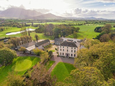 Beaufort Manor - Six Bedroom Villa, Sleeps 12